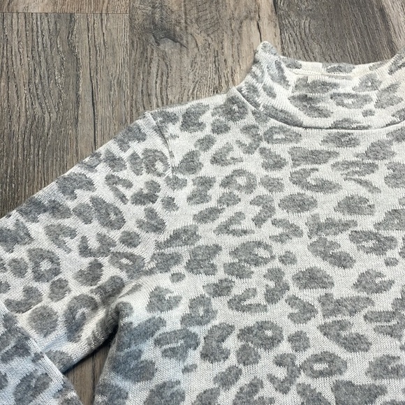 Ann Taylor Loft Grey and White Mock Neck Leopard Sweater, size Medium - Picture 4 of 11